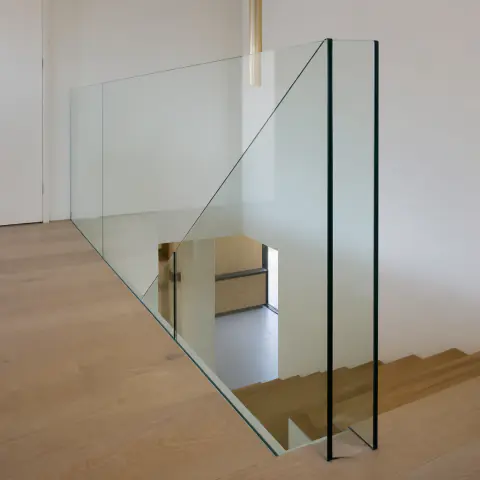 Treppenöffnung mit Glas