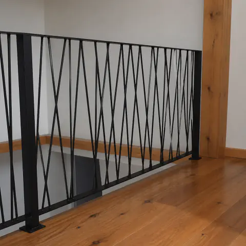 Geometrisches Treppengeländer innen