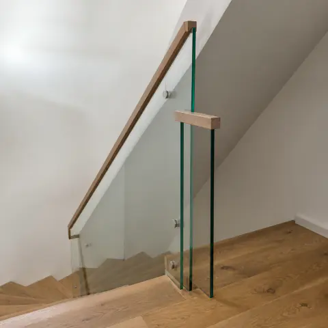 Eichenhandlauf auf Glas