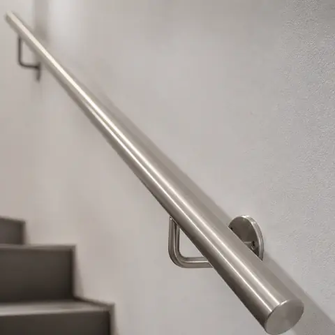 Edelstahlrohr mit Halterung