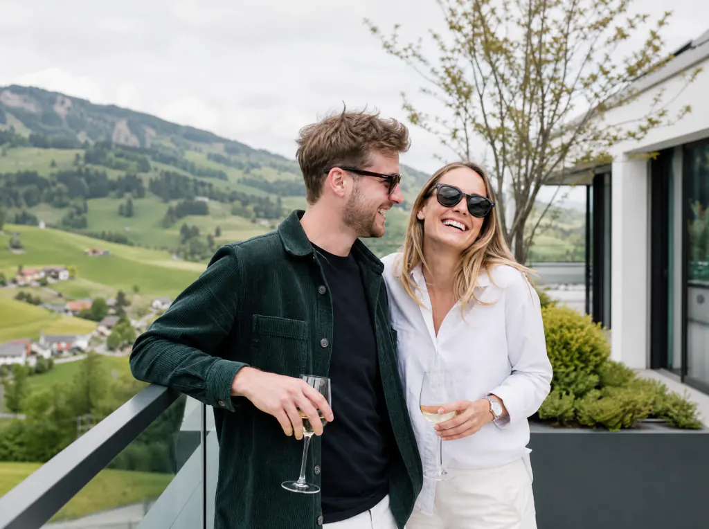 Geländer nach Mass – glückliches Paar auf der Terrasse Glückliches Paar geniesst den Apéro an einem modernen Geländer auf der Terrasse