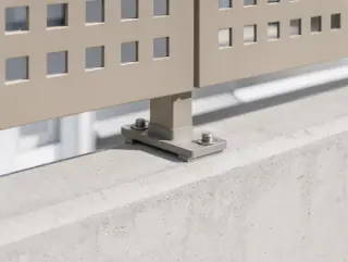 Nahaufnahme der Fussplattenbefestigung auf der Betonbrüstung