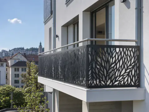 Moderne Balkonverkleidung mit Laser-Cut-Muster an der St. Galler Fassade