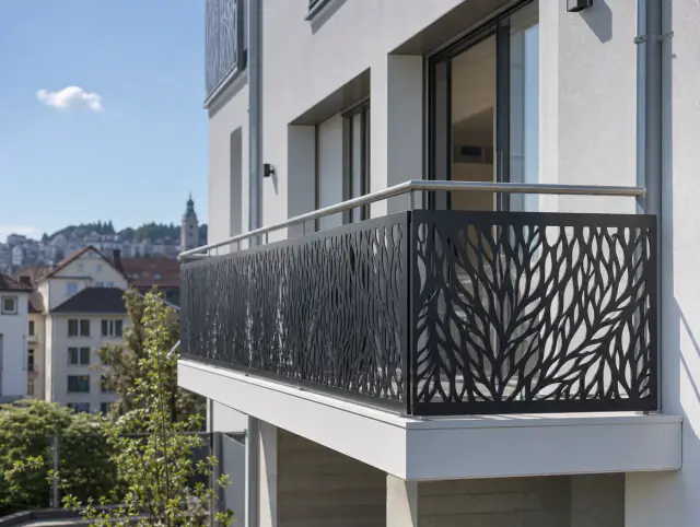 Moderne Balkonverkleidung mit Laser-Cut-Muster an der St. Galler Fassade