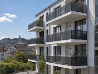 Weite Ansicht der Fassade mit mehreren Balkonen im gleichen Design