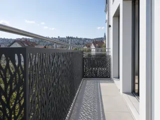 Blick seitlich entlang des Balkongeländers zum Nachbarbalkon