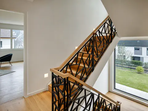 Design-Treppengeländer mit geometrischem Dreiecksmuster im Winterthurer Neubau