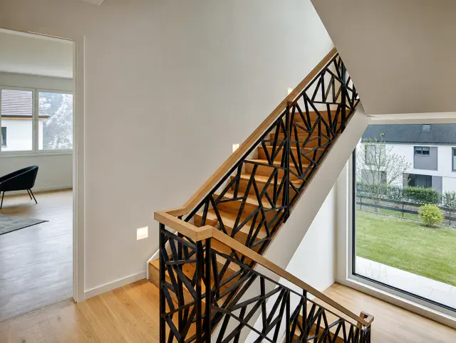Design-Treppengeländer mit geometrischem Dreiecksmuster im Winterthurer Neubau