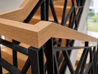 Nahaufnahme des Eichenhandlaufs auf dem Design-Geländer