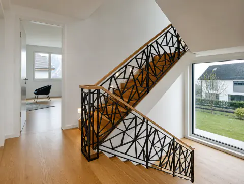 Weitwinkelansicht der Treppe vom Eingangsbereich aus