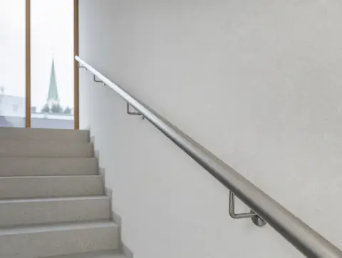 Edelstahl-Handlauf im Treppenhaus eines Aarauer Mehrfamilienhauses