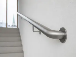 Nahaufnahme des gebogenen Handlaufendes an der Wand