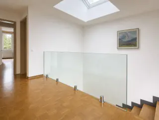 Weite Ansicht der Glasbrüstung im Flur mit Blick auf die Treppe