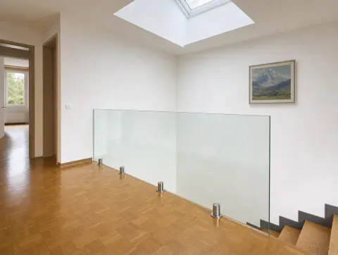 Weite Ansicht der Glasbrüstung im Flur mit Blick auf die Treppe