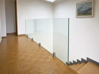 Seitliche Ansicht entlang der gesamten Glasbrüstung