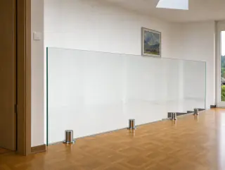 Blick entlang der Glasbrüstung mit Gemälde im Hintergrund