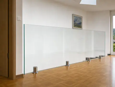 Blick entlang der Glasbrüstung mit Gemälde im Hintergrund
