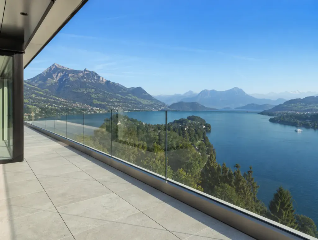 Glasbrüstung entlang der Attikaterrasse mit Blick auf den Vierwaldstättersee