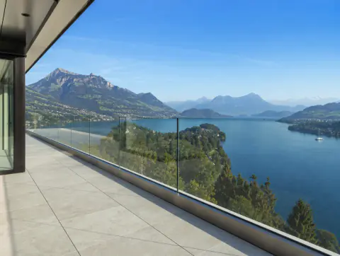 Glasbrüstung entlang der Attikaterrasse mit Blick auf den Vierwaldstättersee