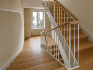 Weite Ansicht der Treppe mit weissem Geländer und Eichenstufen