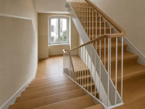 Weite Ansicht der Treppe mit weissem Geländer und Eichenstufen