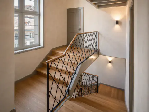 Weite Ansicht der gesamten Treppe mit Rautengeländer