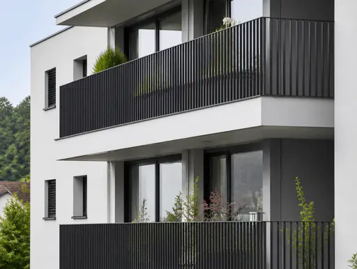 Modernes Balkongeländer nach Mass aus Metall und Glas