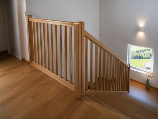 Klassisches Treppengeländer aus massivem Eichenholz